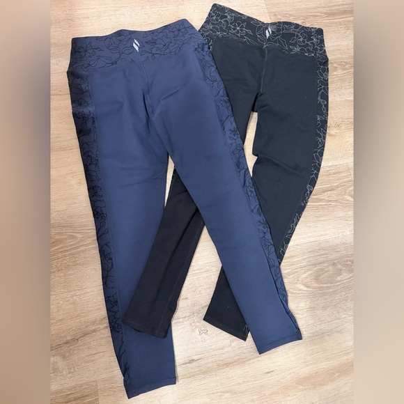 Skechers 2 pair navy & black Leggings w/ subtle floral trim & side pockets. NWOT - Picture 10 of 12